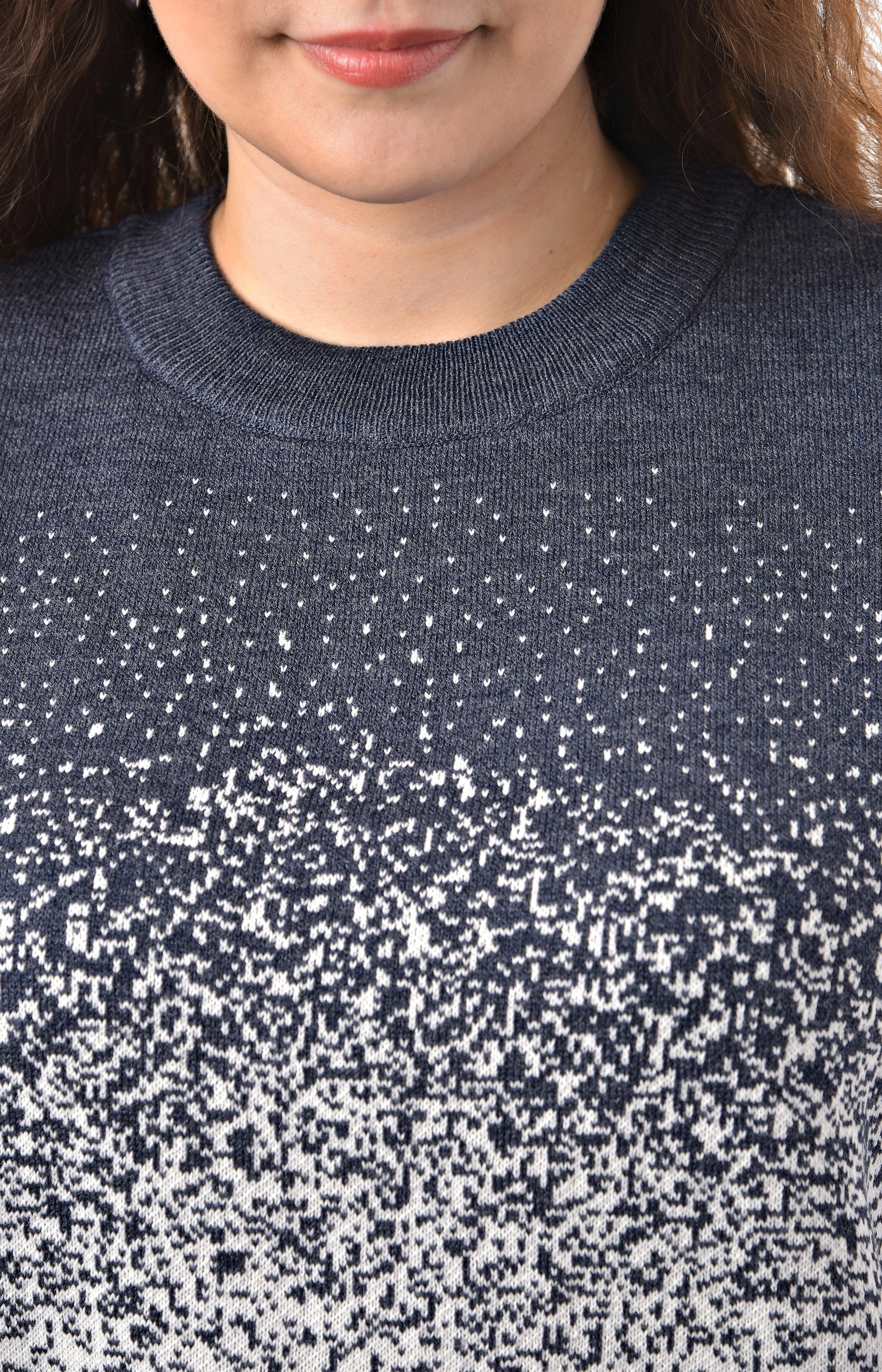 Свитер сине белый градиент большого размера Свитер сине белый градиент большого размера