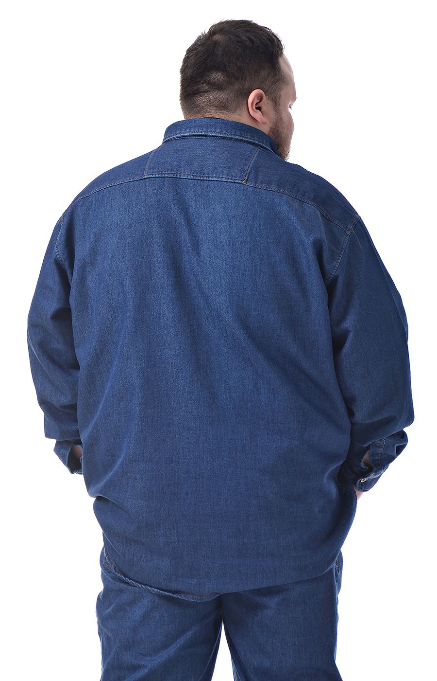 Рубашка джинсовая с двумя накладными карманами. большого размера