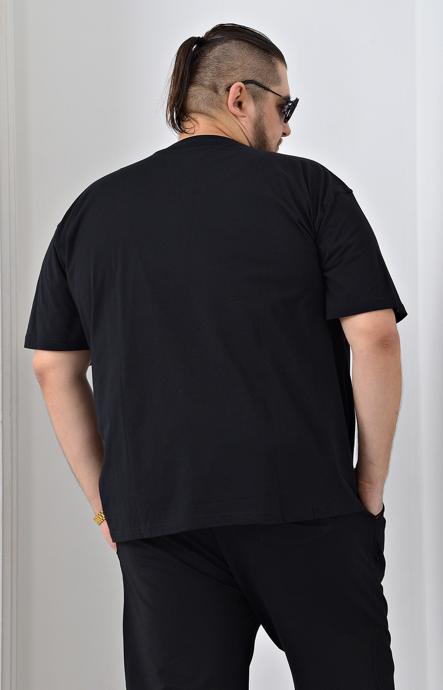 Черная футболка с рисунком большого размера