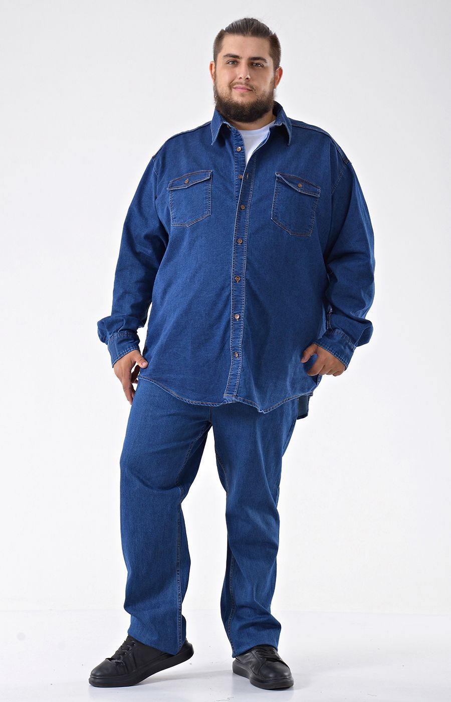 Рубашка джинсовая с двумя накладными карманами. большого размера