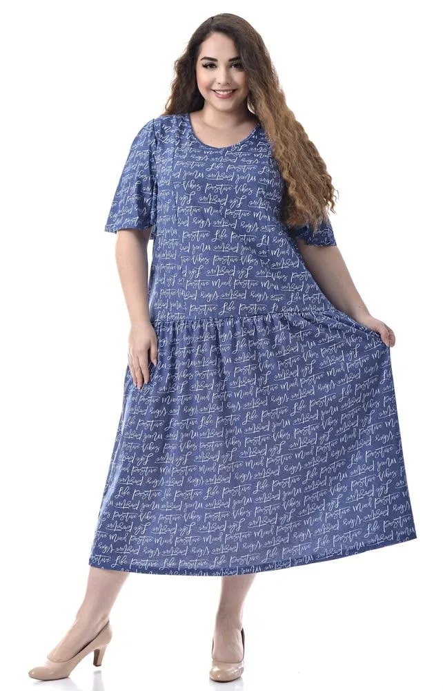 Девушка в стильном синем платье