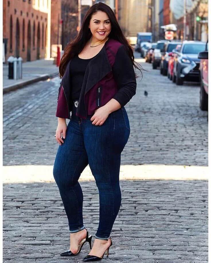 Стильная девушка с лишним весом в джинсах
