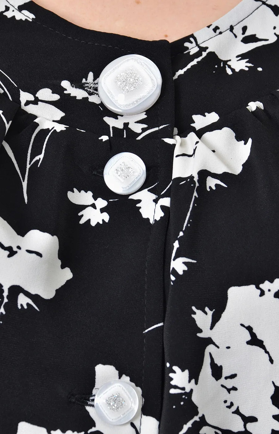 Блузка черная с цветочным рисунком большого размера
